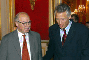 Le chef des inspecteurs en désarmement de l'Irak, Hans Blix, et le ministre des affaires étrangères français, D. de Villepin